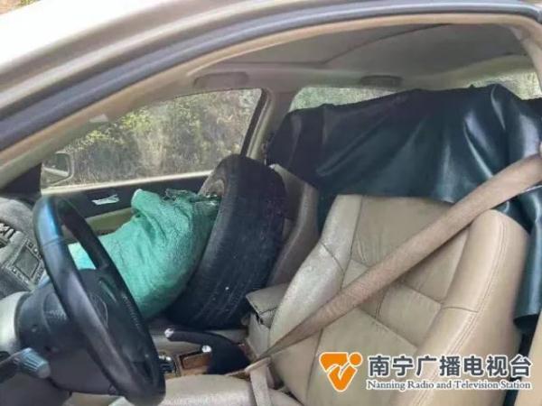 小车故障停路边,司机神情紧张,车里还散发阵阵臭味…… 小车故障停路边,司机神情紧张,车里还散发阵阵臭味……