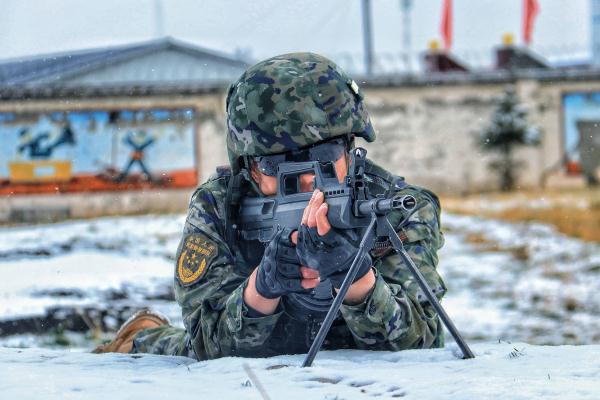 海拔4200米！青藏高原武警官兵爬冰卧雪战严寒