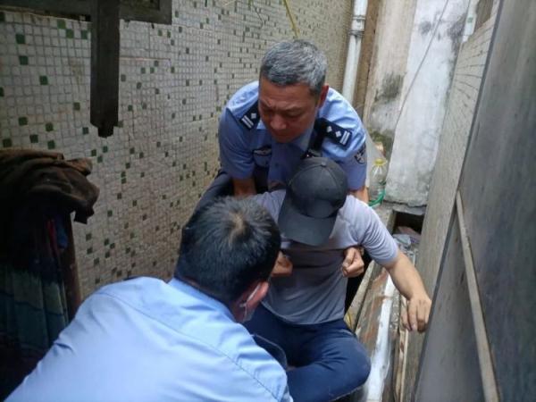 工人作业时被埋，只剩头露在外面！救援争分夺秒