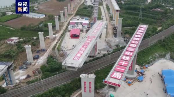 “神同步” 两座不同高铁特大桥近距离同步转体 “神同步” 两座不同高铁特大桥近距离同步转体