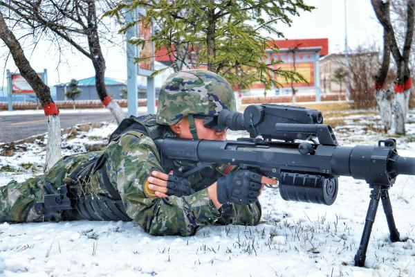 海拔4200米！青藏高原武警官兵爬冰卧雪战严寒