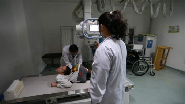 “折叠男孩”跪着上课考上大学,祝他手术顺利! “折叠男孩”跪着上课考上大学,祝他手术顺利!