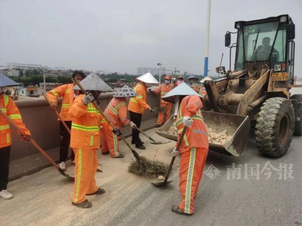 这条路上,数十名环卫工人清扫了6小时!原因令人无语 这条路上,数十名环卫工人清扫了6小时!原因令人无语