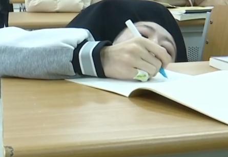 山东“折叠男孩”跪着上课考上大学,祝他手术顺利! 山东“折叠男孩”跪着上课考上大学,祝他手术顺利!