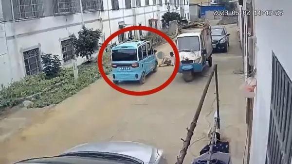 7岁男孩跪坐滑板，冲出路面！四轮车刹车不及……