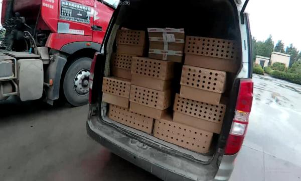 发现面包车内装载着好多纸箱当检查到一辆冀a面包车时大队民警在青银