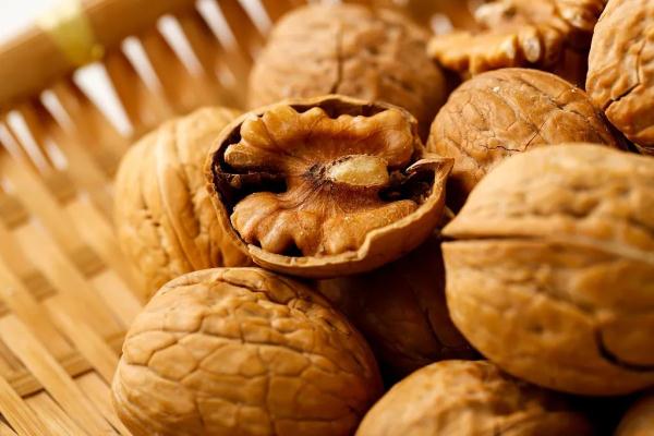 吃核桃能长寿?!吃够这个量,能大大降低死亡风险,延长寿命 吃核桃能长寿?!吃够这个量,能大大降低死亡风险,延长寿命