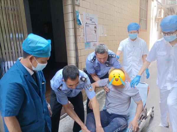 工人作业时被埋，只剩头露在外面！救援争分夺秒