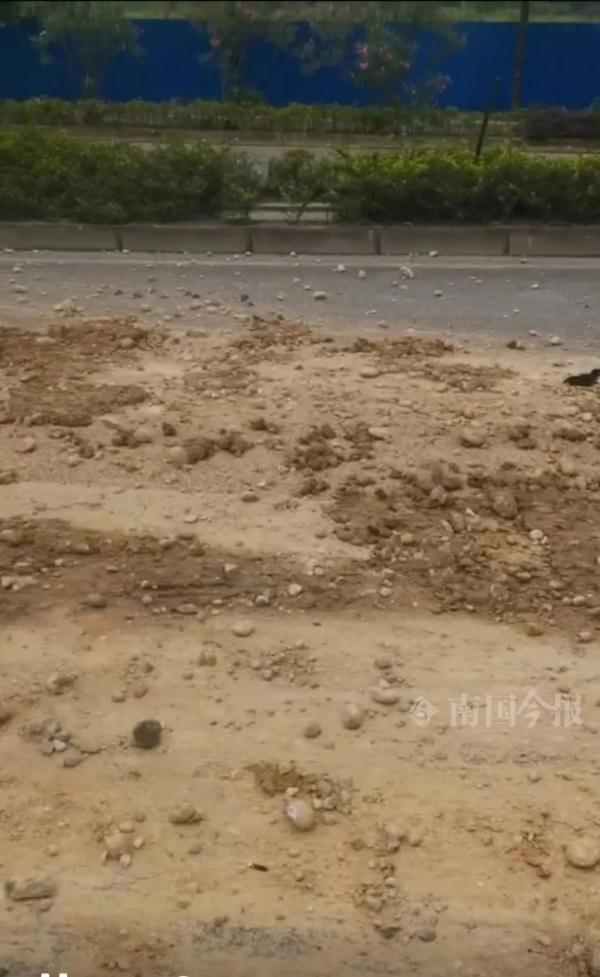 这条路上,数十名环卫工人清扫了6小时!原因令人无语 这条路上,数十名环卫工人清扫了6小时!原因令人无语