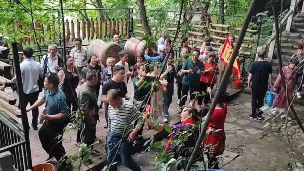 “抢占”老年旅游团，年轻人为啥喜欢这样干？