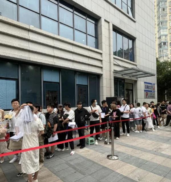 冲上热搜！今天凌晨3点就有人在排队了...