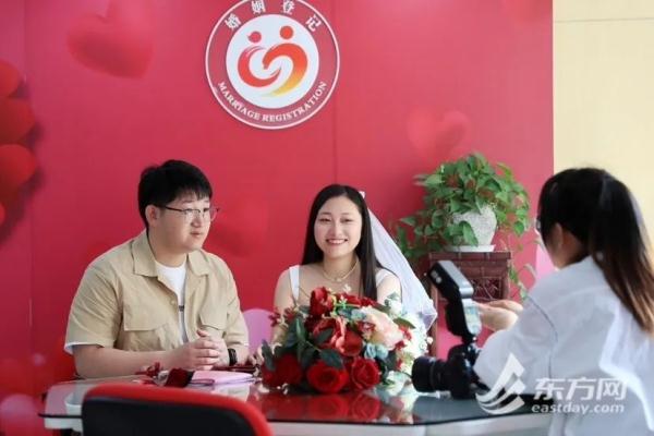 5·20上海婚姻登记甜蜜爆棚!外地有人凌晨3点就去排队,微信这个动作也上了热搜 5·20上海婚姻登记甜蜜爆棚!外地有人凌晨3点就去排队,微信这个动作也上了热搜