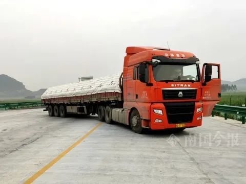 柳州这处收费站入口,两辆“百吨王”欲冲卡!调查后还另有发现…… 柳州这处收费站入口,两辆“百吨王”欲冲卡!调查后还另有发现……