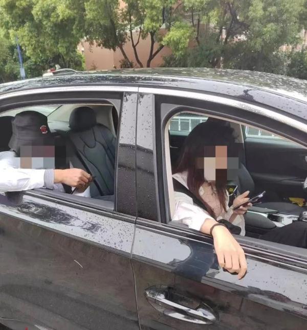 离谱！司机拒绝违停，网约车乘客竟"赖"车上近30小时