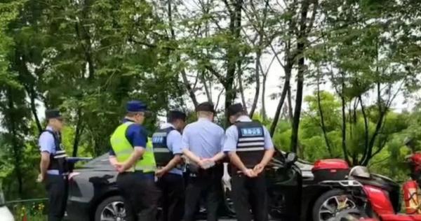 因停车距离纠纷,乘客在网约车里30多小时拒绝下车!杭州警方通报→ 因停车距离纠纷,乘客在网约车里30多小时拒绝下车!杭州警方通报→