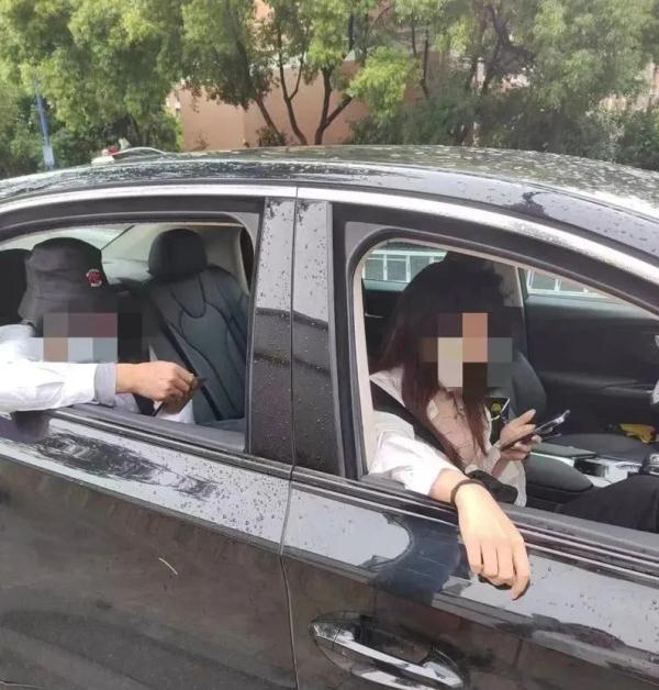 因停车距离纠纷,乘客在网约车里30多小时拒绝下车!杭州警方通报→ 因停车距离纠纷,乘客在网约车里30多小时拒绝下车!杭州警方通报→