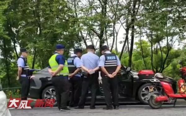 离谱！司机拒绝违停，网约车乘客竟"赖"车上近30小时