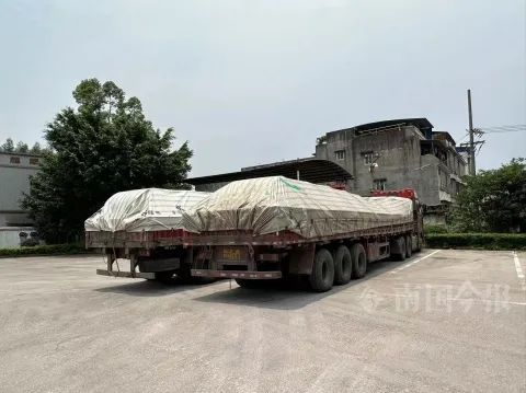 柳州这处收费站入口,两辆“百吨王”欲冲卡!调查后还另有发现…… 柳州这处收费站入口,两辆“百吨王”欲冲卡!调查后还另有发现……