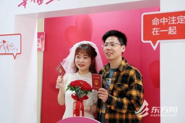 5·20上海婚姻登记甜蜜爆棚!外地有人凌晨3点就去排队,微信这个动作也上了热搜 5·20上海婚姻登记甜蜜爆棚!外地有人凌晨3点就去排队,微信这个动作也上了热搜