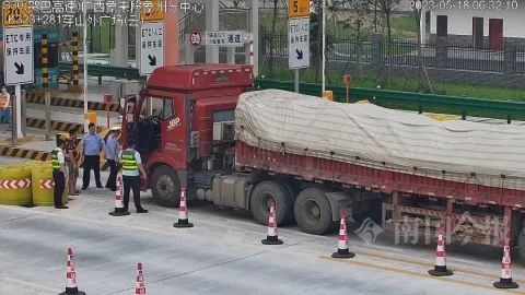 柳州这处收费站入口,两辆“百吨王”欲冲卡!调查后还另有发现…… 柳州这处收费站入口,两辆“百吨王”欲冲卡!调查后还另有发现……