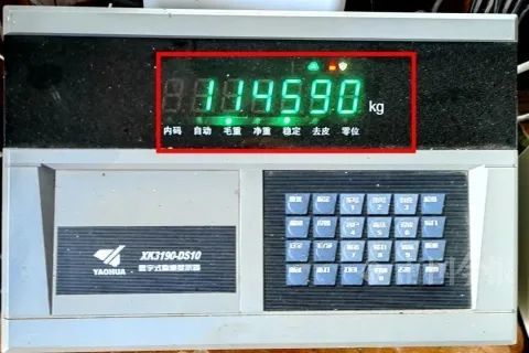 柳州这处收费站入口,两辆“百吨王”欲冲卡!调查后还另有发现…… 柳州这处收费站入口,两辆“百吨王”欲冲卡!调查后还另有发现……