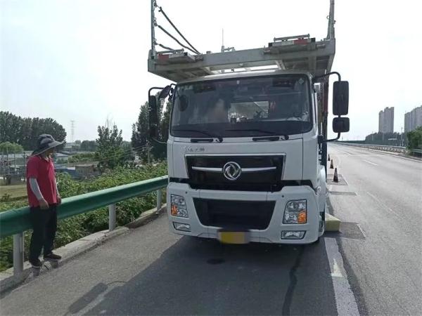 漯河：“天降”床垫致货车抛锚 交警等部门紧急救援