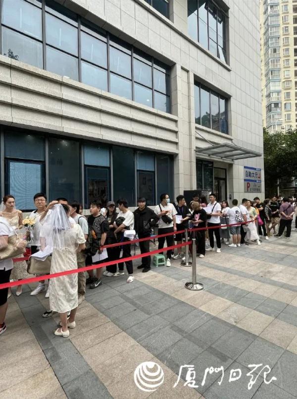 5·20上海婚姻登记甜蜜爆棚!外地有人凌晨3点就去排队,微信这个动作也上了热搜 5·20上海婚姻登记甜蜜爆棚!外地有人凌晨3点就去排队,微信这个动作也上了热搜