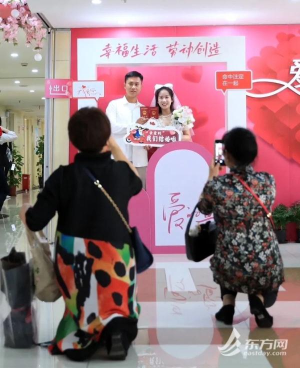 5·20上海婚姻登记甜蜜爆棚!外地有人凌晨3点就去排队,微信这个动作也上了热搜 5·20上海婚姻登记甜蜜爆棚!外地有人凌晨3点就去排队,微信这个动作也上了热搜