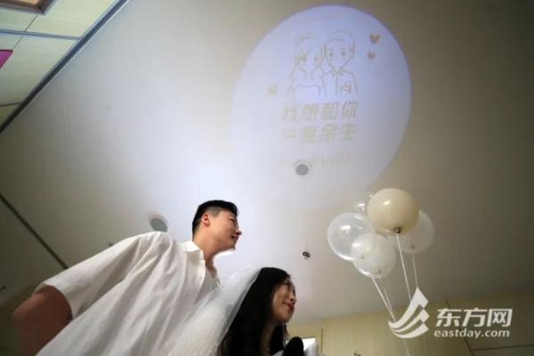 5·20上海婚姻登记甜蜜爆棚!外地有人凌晨3点就去排队,微信这个动作也上了热搜 5·20上海婚姻登记甜蜜爆棚!外地有人凌晨3点就去排队,微信这个动作也上了热搜