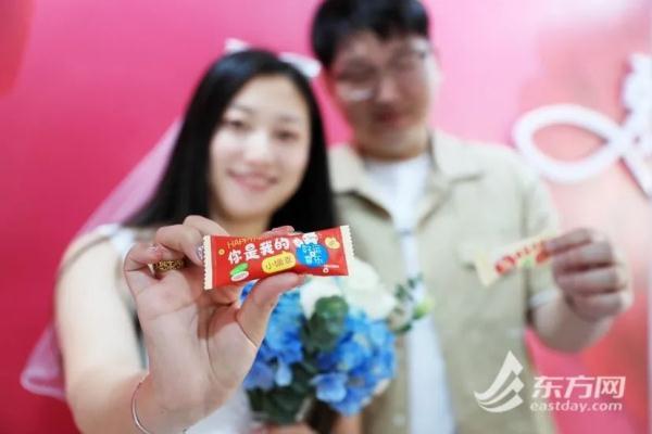 5·20上海婚姻登记甜蜜爆棚!外地有人凌晨3点就去排队,微信这个动作也上了热搜 5·20上海婚姻登记甜蜜爆棚!外地有人凌晨3点就去排队,微信这个动作也上了热搜