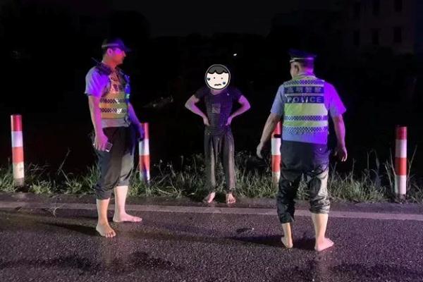 小车失控径直冲进鱼塘!危急时刻,他顾不上水的深浅…… 小车失控径直冲进鱼塘!危急时刻,他顾不上水的深浅……