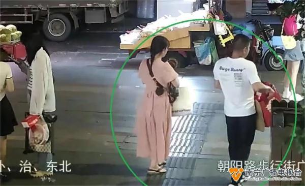 上万元彩票遗落街头,她捡到后...... 上万元彩票遗落街头,她捡到后......