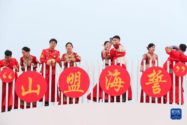 跨越海峡 闽台集体婚礼上21对新人结姻缘