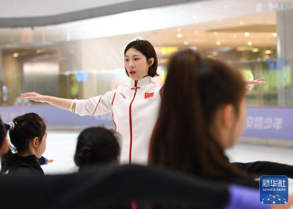 花滑世界冠军张丹在成都开展教学课