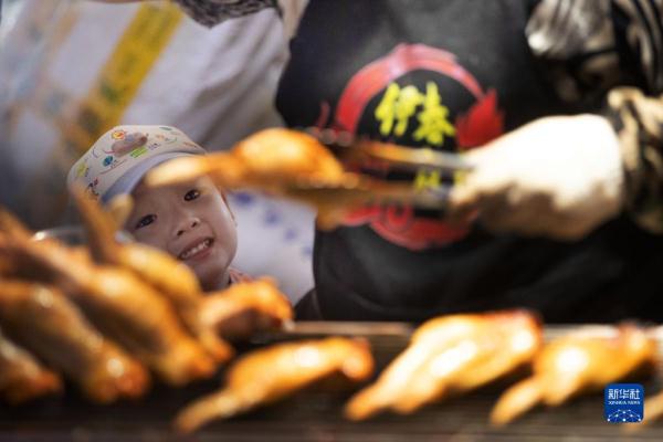黑龙江伊春:“夜经济”点亮新“夜”态 黑龙江伊春:“夜经济”点亮新“夜”态
