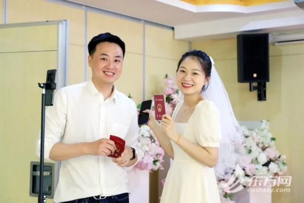 5·20上海婚姻登记甜蜜爆棚!外地有人凌晨3点就去排队,微信这个动作也上了热搜 5·20上海婚姻登记甜蜜爆棚!外地有人凌晨3点就去排队,微信这个动作也上了热搜