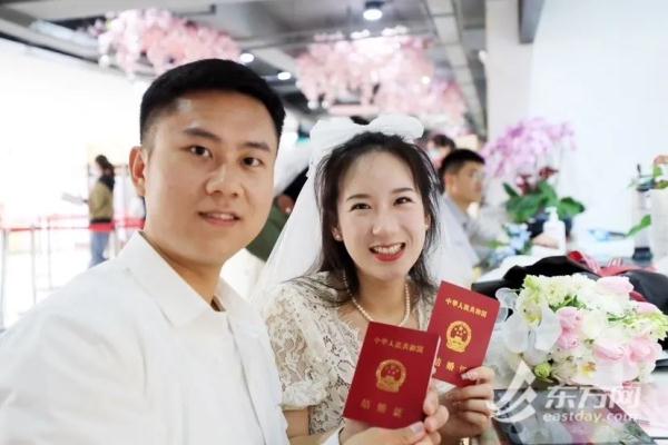 5·20上海婚姻登记甜蜜爆棚!外地有人凌晨3点就去排队,微信这个动作也上了热搜 5·20上海婚姻登记甜蜜爆棚!外地有人凌晨3点就去排队,微信这个动作也上了热搜