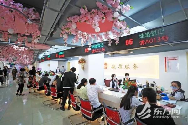 5·20上海婚姻登记甜蜜爆棚!外地有人凌晨3点就去排队,微信这个动作也上了热搜 5·20上海婚姻登记甜蜜爆棚!外地有人凌晨3点就去排队,微信这个动作也上了热搜