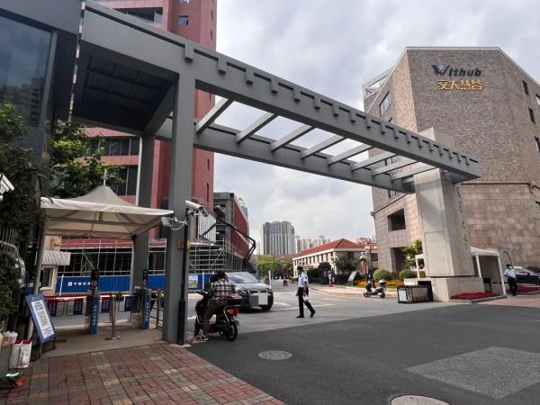 上海交大对外开放了？实探：校外访客可现场扫码入校！这些高校也已开放→