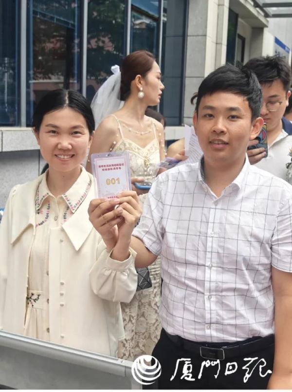 5·20上海婚姻登记甜蜜爆棚!外地有人凌晨3点就去排队,微信这个动作也上了热搜 5·20上海婚姻登记甜蜜爆棚!外地有人凌晨3点就去排队,微信这个动作也上了热搜