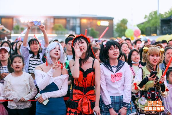 集装箱上的“520音乐节”:烟火气里爱意升腾 集装箱上的“520音乐节”:烟火气里爱意升腾
