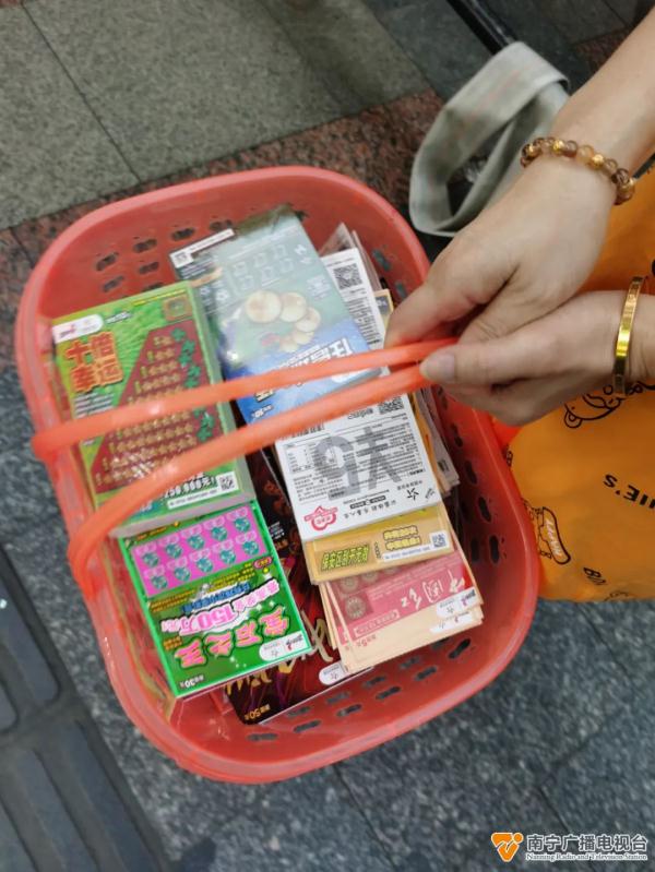 上万元彩票遗落街头,她捡到后...... 上万元彩票遗落街头,她捡到后......