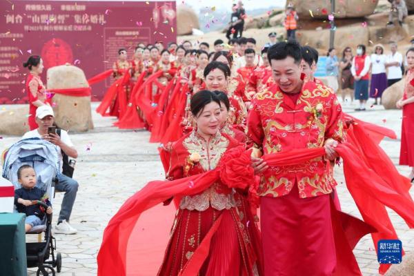 跨越海峡 闽台集体婚礼上21对新人结姻缘