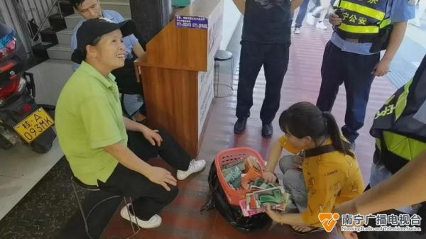 上万元彩票遗落街头,她捡到后...... 上万元彩票遗落街头,她捡到后......