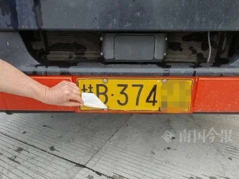 柳州这处收费站入口,两辆“百吨王”欲冲卡!调查后还另有发现…… 柳州这处收费站入口,两辆“百吨王”欲冲卡!调查后还另有发现……