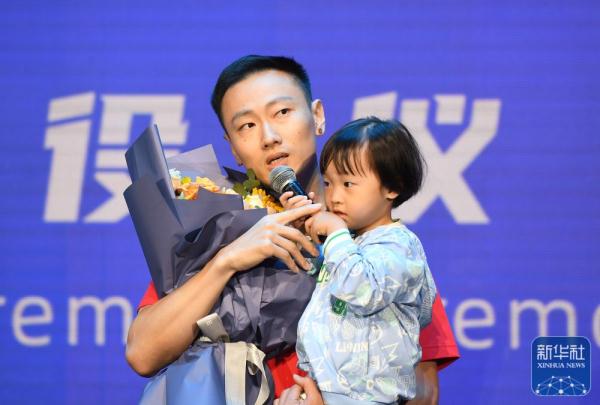 中国羽毛球队运动员退役仪式举行 中国羽毛球队运动员退役仪式举行