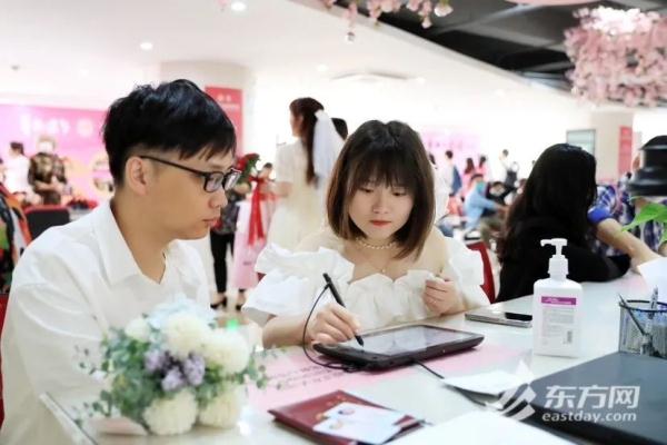 5·20上海婚姻登记甜蜜爆棚!外地有人凌晨3点就去排队,微信这个动作也上了热搜 5·20上海婚姻登记甜蜜爆棚!外地有人凌晨3点就去排队,微信这个动作也上了热搜