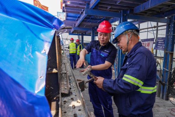 济南黄河公路大桥扩建工程南岸主塔顺利封顶 济南黄河公路大桥扩建工程南岸主塔顺利封顶