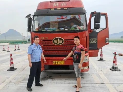 柳州这处收费站入口,两辆“百吨王”欲冲卡!调查后还另有发现…… 柳州这处收费站入口,两辆“百吨王”欲冲卡!调查后还另有发现……