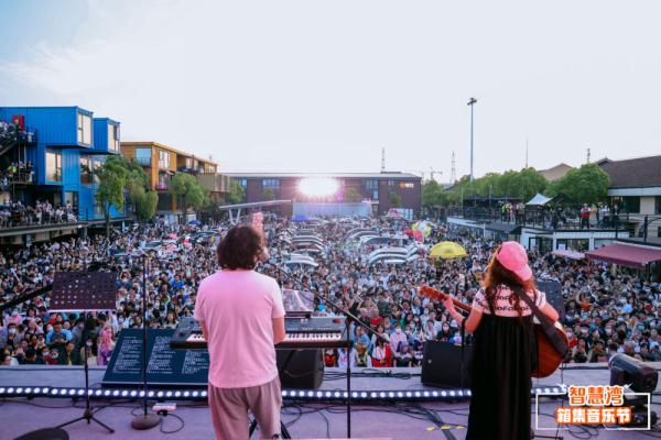 集装箱上的“520音乐节”:烟火气里爱意升腾 集装箱上的“520音乐节”:烟火气里爱意升腾